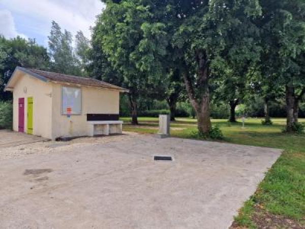 Vue du camping d'Entrains sanitaire et emplacement camping-car